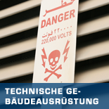 Warnschild „Danger 220.000 Volts“ vor Lamellenhintergrund